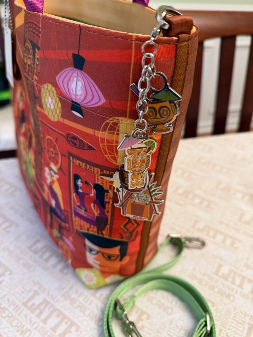 Harveys Trader Sam’s Shag Enchanted Tiki Med Tote - Picture 3 of 7